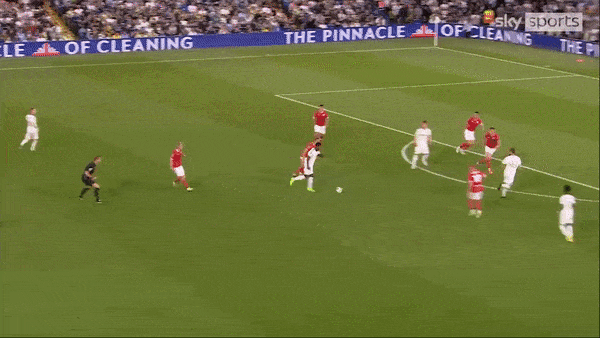 Leeds United vs Barnsley 3-1: Sinisterra mở bàn, Klich tỏa sáng cú đúp bàn thắng, Andersen nỗ lực ngược dòng bất thành