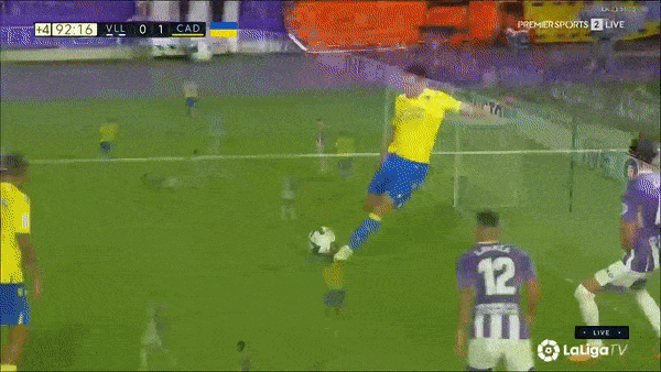 Valladolid vs Cadiz 0-1: Joseba Zaldua bấm bóng, Alvaro Negredo đệm bóng cận thành, kịp tỏa sáng phút bù giờ