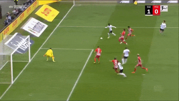 Eintracht Frankfurt vs Union Berlin 2-0: Mario Gotze đệm bóng cận thành mở bàn, Jesper Lindstrom ấn định chiến thắng gọn gàng