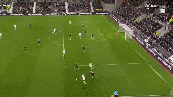 Hearts vs Fiorentina 0-3: Rolando Mandragora sớm mở tỷ số, Christian Kouame, Luka Jovic góp công chiến thắng áp đảo, Lewis Neilson nhận thẻ đỏ