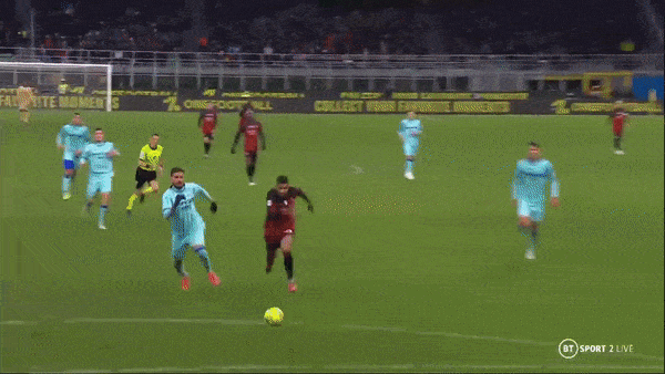 AC Milan vs Atalanta 2-0: Juan Musso bất ngờ phản lưới nhà, Junior Messias tỏa sáng giúp Milan bám đuổi Inter