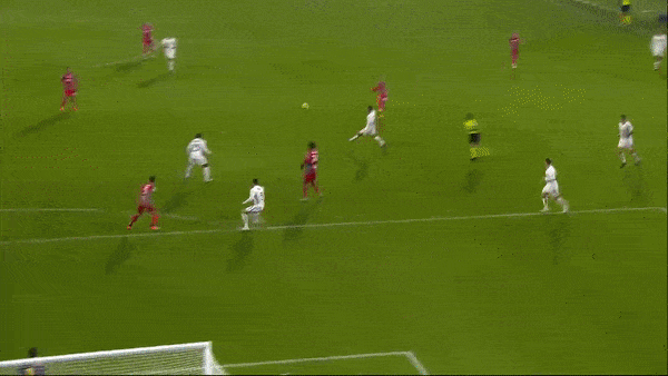 Cremonese vs AS Roma 2-1: Frank Tsadjout bất ngờ mở bàn, HLV Mourinho nhận thẻ đỏ, Spinazzola gỡ hòa, Daniel Ciofani giành 3 điểm nhờ chấm penalty 