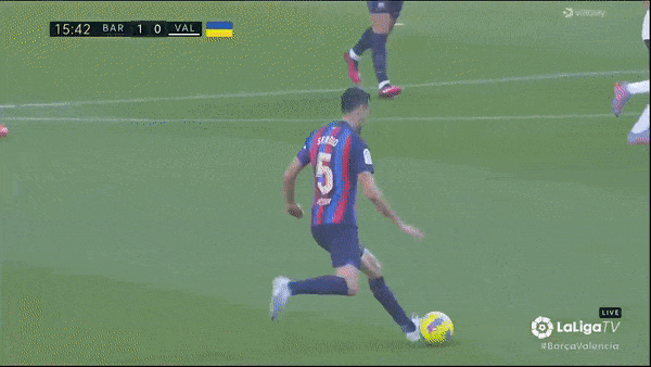 Barcelona vs Valencia 1-0: Sergio Busquets treo bóng, Raphinha đánh đầu mở bàn, Araujo bị thẻ đỏ, Barca củng cố ngôi đầu La Liga