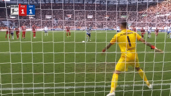 Augsburg vs Schalke 1-1: Arne Maier mở tỷ số, Ermedin Demirovic nhận thẻ đỏ, Marius Bulter cứu thua trên chấm penalty