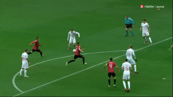 Ba Lan vs Albania 1-0: Jakub Kaminski sút phạt bật cột dọc, Karol Swiderski chớp thời cơ đá bồi ghi bàn duy nhất