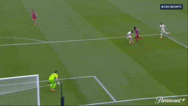 Cremonese vs Hellas Verona 1-1: David Okereke chớp thời cơ mở bàn, Quagliata nhận thẻ đỏ, Simone Verdi cứu thua