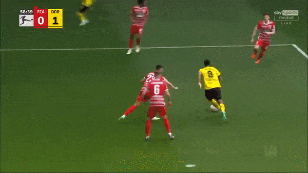 Augsburg vs Borussia Dortmund 0-3: Uduokhai sớm nhận thẻ đỏ, Haller lóe sáng cú đúp, Brandt giúp Dortmund soán ngôi Bundesliga của Bayern