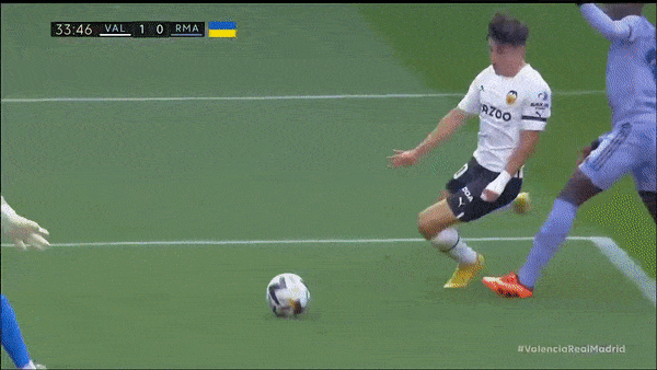 Valencia vs Real Madrid 1-0: Justin Kluivert kiến tạo, Noguerol lập tức hạ thủ môn Courtois, Vinicius nhận thẻ đỏ, Real bại trận