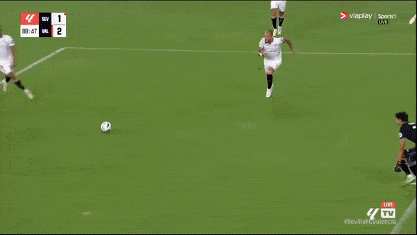 Sevilla vs Valencia 1-2: Diakhaby khai bàn, El Nesyri gỡ hòa, Javi Guerra ấn định chiến thắng đầu tay, Loic Bade bị thẻ đỏ