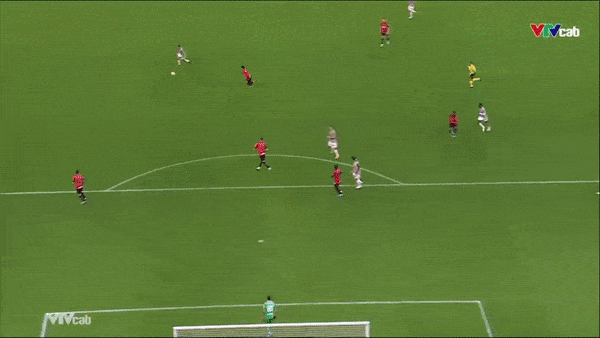 AC Milan vs Juventus 0-1: Thiaw nhận thẻ đỏ vì phạm lỗi với Moise Kean, Locatelli sút xa hạ thủ thành Mirante