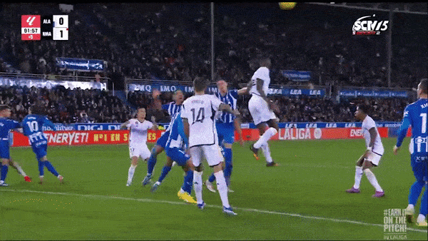 Alaves vs Real Madrid 0-1: Nacho bất ngờ bị thẻ đỏ, Vazquez kịp tỏa sáng, Real của HLV Ancelotti tạm chiếm ngôi đầu La Liga 