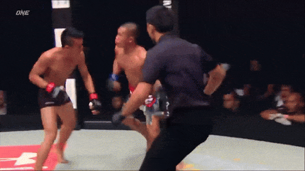 Những pha trọng tài ONE Championship kịp ngăn chặn chuỗi knock-out "hủy diệt" đối thủ