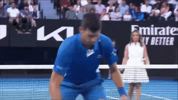 Novak Djokovic ra sân cùng ngôi sao bóng rổ Alan Williams và thực hiện cú "Slam Dunk" trên sân Rod Laver Arena
