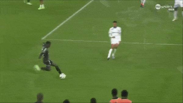 Marseille vs Metz 1-1: Trọng tài VAR quyết Samuel Gigot thẻ đỏ, Moumbagna bất ngờ lập công nhưng Matthieu Udol kịp cứu thua sau 5 phút 