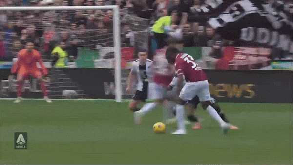 Udinese vs Salernitana 1-1: Loum Tchaouna vẽ đường cong siêu phẩm mở bàn, Hassane Kamara chia điểm, Festy Ebosele nhận thẻ đỏ