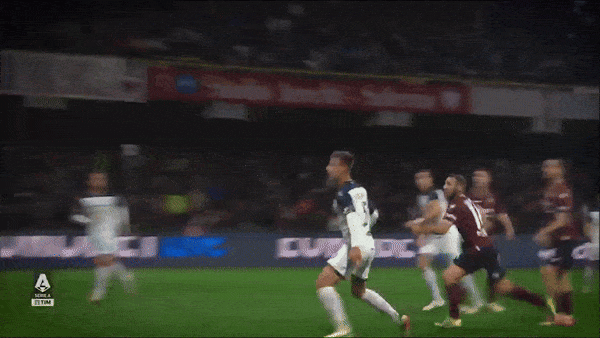 Khoảnh khắc xuất thần của thủ thành Wladimiro Falcone giúp Lecce của HLV Luca Gotti giành chiến thắng suýt sao trước Salernitana 