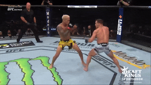 Charles Oliveira bật khóc khi hạ gục Michael Chandler giành đai vô địch UFC 300