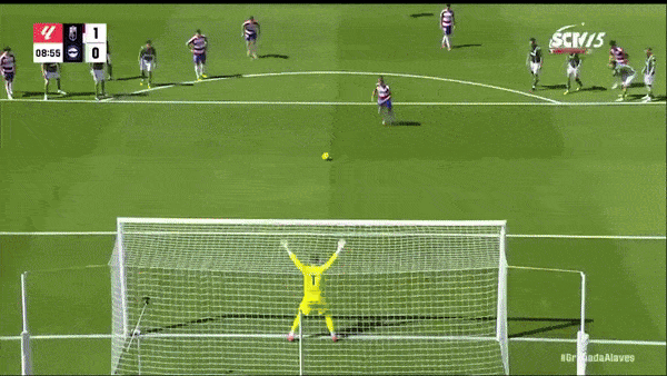 Granada vs Alaves 2-0: Myrto Uzuni sớm mở bàn trên chấm penalty, Lucas Boye chớp thời cơ đệm bóng cận thành