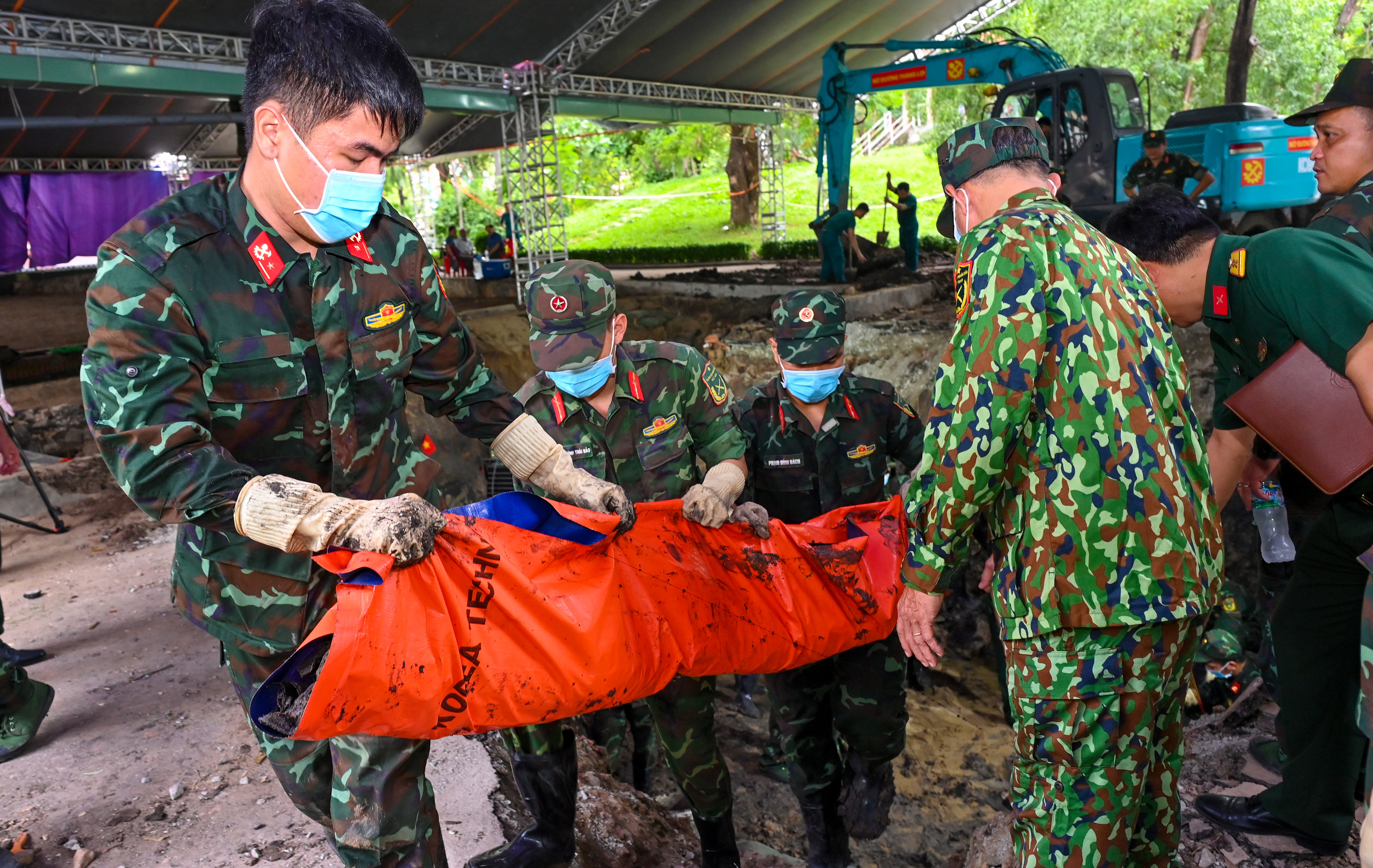 Ngày 10-7, lực lượng tìm kiếm, quy tập hài cốt liệt sĩ thuộc Bộ Tư lệnh TPHCM phát hiện thêm 13 bộ hài cốt cùng nhiều di vật tại Công viên Lê Thị Riêng