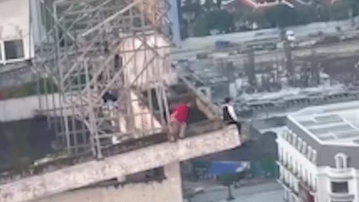 Giải cứu cô gái có ý định nhảy từ tầng 27 xuống đất