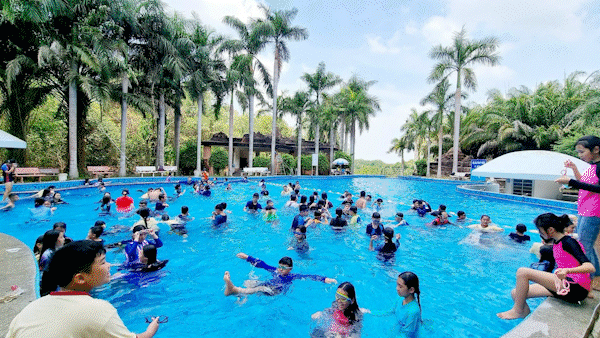 Đội nắng, khách đổ về các bãi tắm nhân tạo