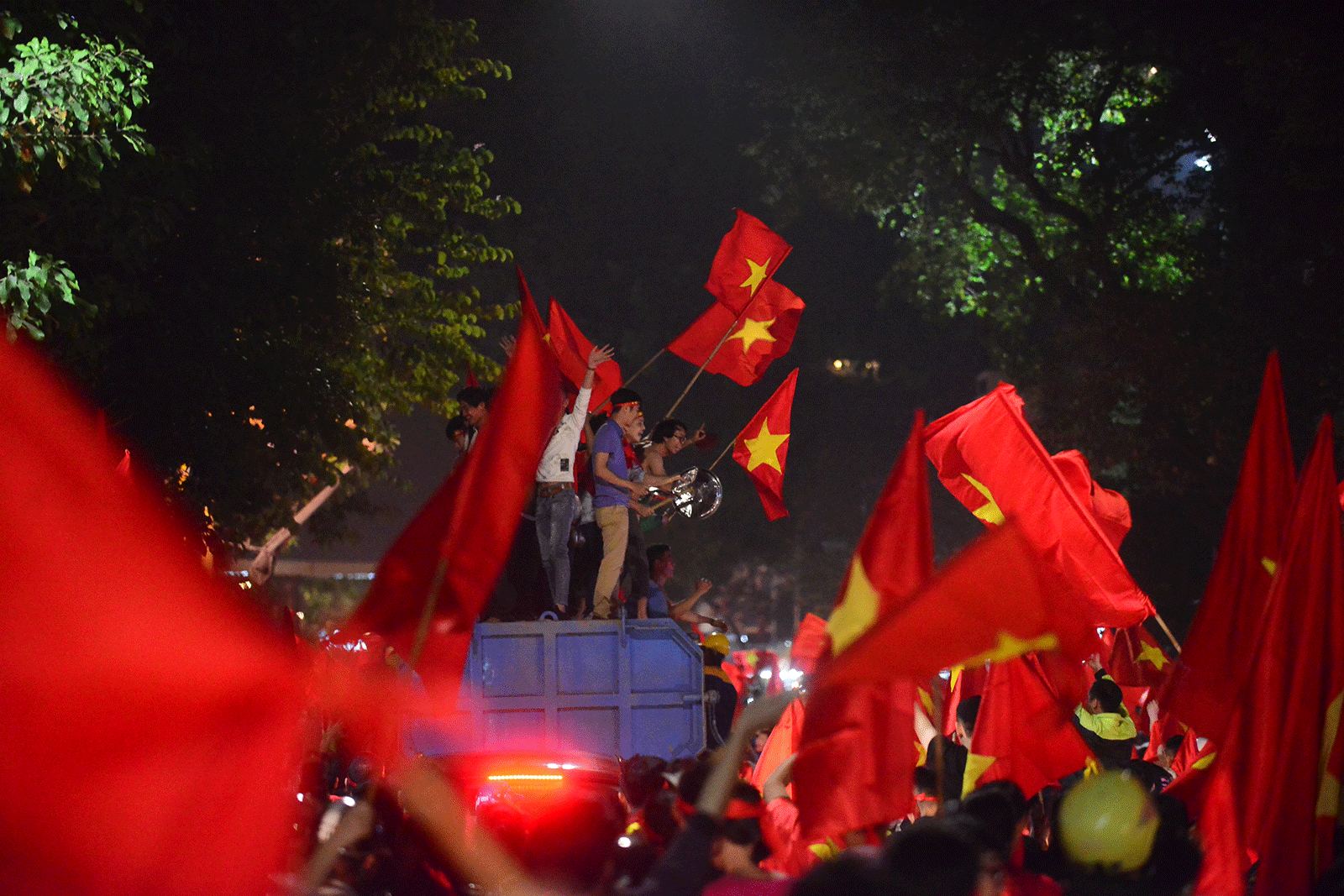 Cả nước vỡ òa trước kỳ tích của U23 Việt Nam ảnh 28