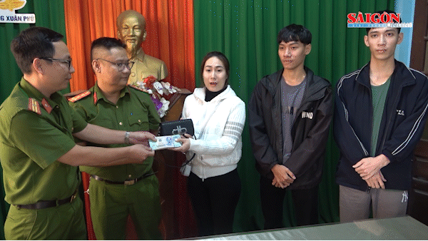 Hai thanh niên nhặt 100 triệu mang đến công an trả lại người đánh rơi