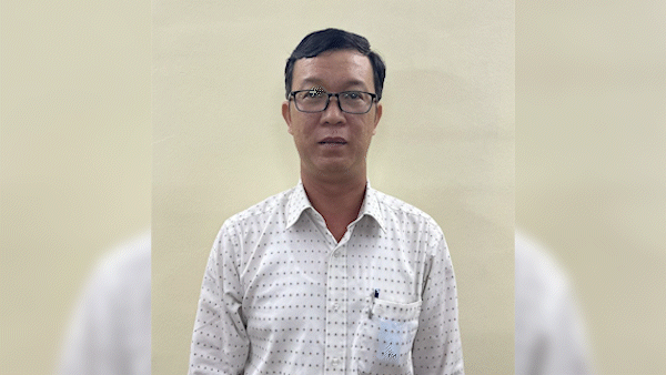 Tin nóng: Bắt Phó Chánh Văn phòng Sở NN-PTNT TPHCM; Giá xăng dầu tăng từ chiều 18-1