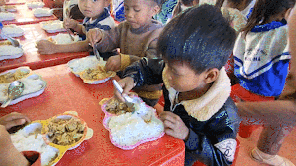 Bữa trưa miễn phí tiếp sức học sinh nghèo