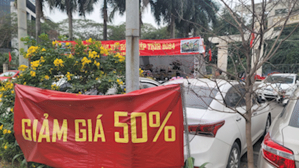 Bản tin tối 7-2: Lan, quất, đào giảm giá vẫn thưa vắng người mua; Cảnh sát giao thông huy động xe chở cát xử lý dầu nhớt đổ ra đường