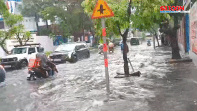 Mưa lớn chiều 16-6, nhiều tuyến đường ở Thảo Điền ngập sâu
