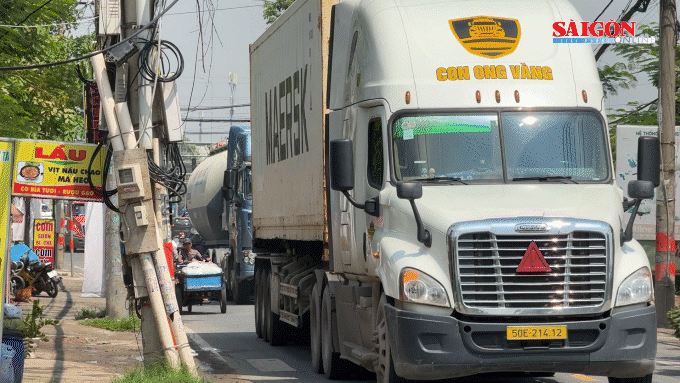 Đường Nguyễn Duy Trinh oằn mình gánh container