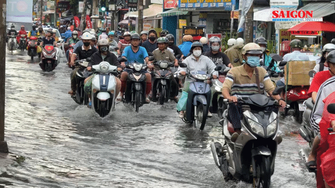 Mưa lớn chiều 21-6 gây ngập cục bộ, giao thông khó khăn tại TPHCM
