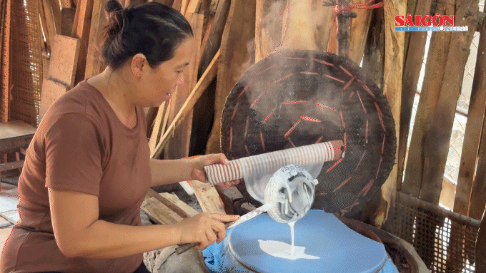 Nữ nghệ nhân hơn 30 năm giữ lửa làng nghề bánh tráng Phú Hòa Đông