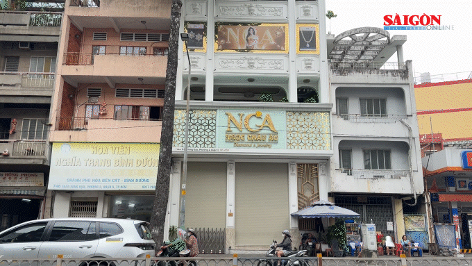 Nhiều tiệm kim cương vẫn "then cài", dù đến ngày hẹn mở cửa