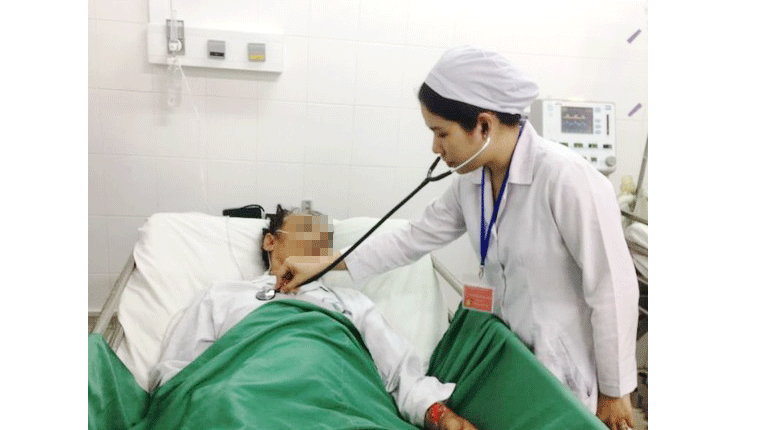 Các bác sĩ chăm sóc cho bệnh nhân sau khi nội soi điều trị thành công 