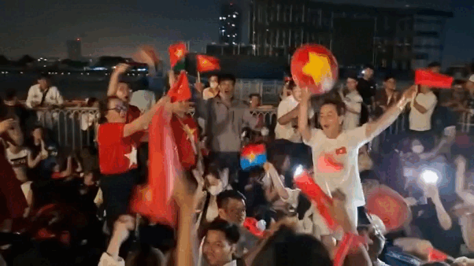 Biển người ken kín các tuyến đường chờ xem diễu binh, diễu hành