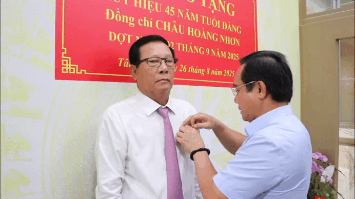 Đồng chí Nguyễn Văn Được trao Huy hiệu Đảng đến đảng viên