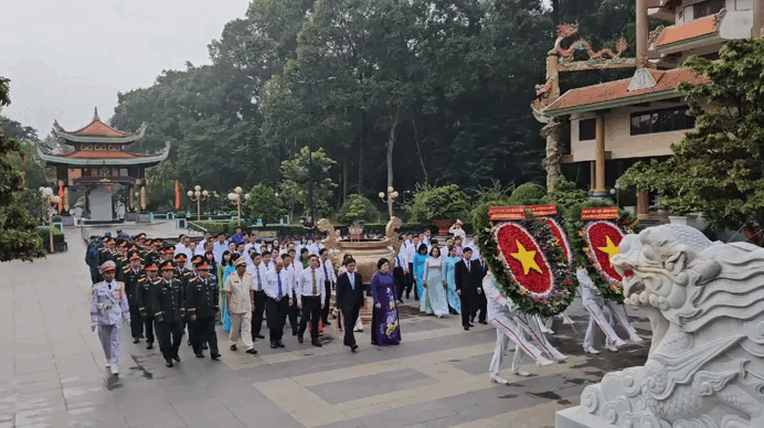 Lãnh đạo TPHCM dâng hương, dâng hoa tưởng nhớ các Anh hùng liệt sĩ tại quê hương Đất thép – Thành đồng