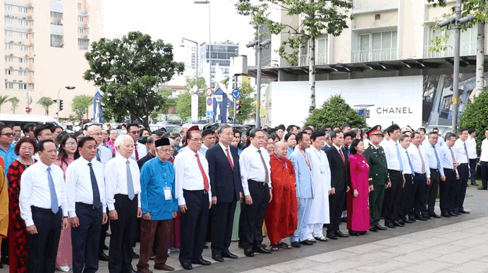 Lãnh đạo Đảng, Nhà nước và TPHCM dâng hoa tưởng nhớ Chủ tịch Hồ Chí Minh
