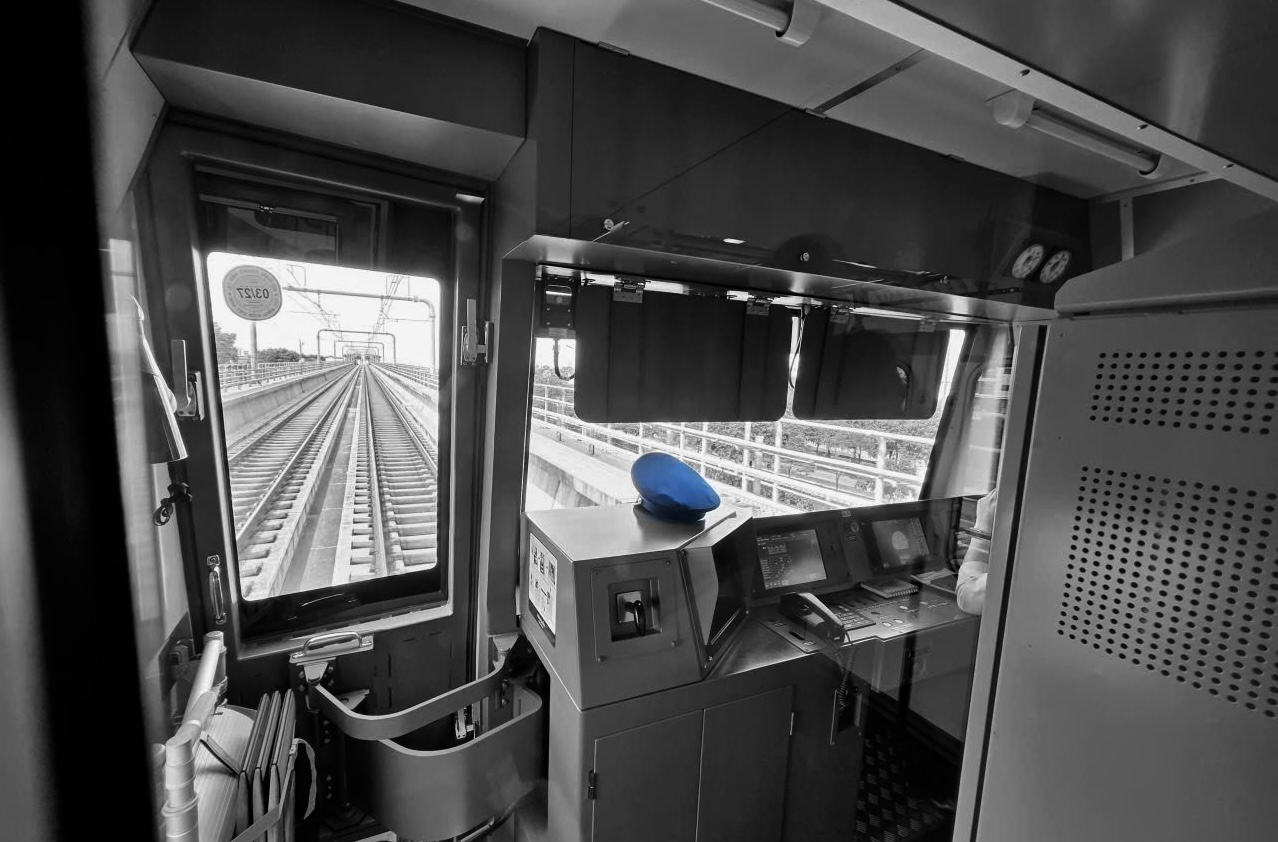 Nhìn qua phòng lái Metro, chiến nón xanh tạo nên sự hứng thú khi đưa máy lên chụp bức hình