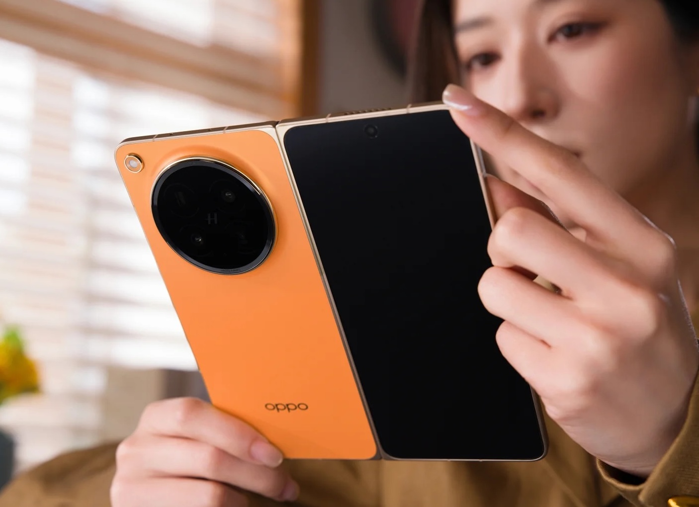 OPPO Find N6 gần như không cảm nhận thấy nếp gấp khi sử dụng