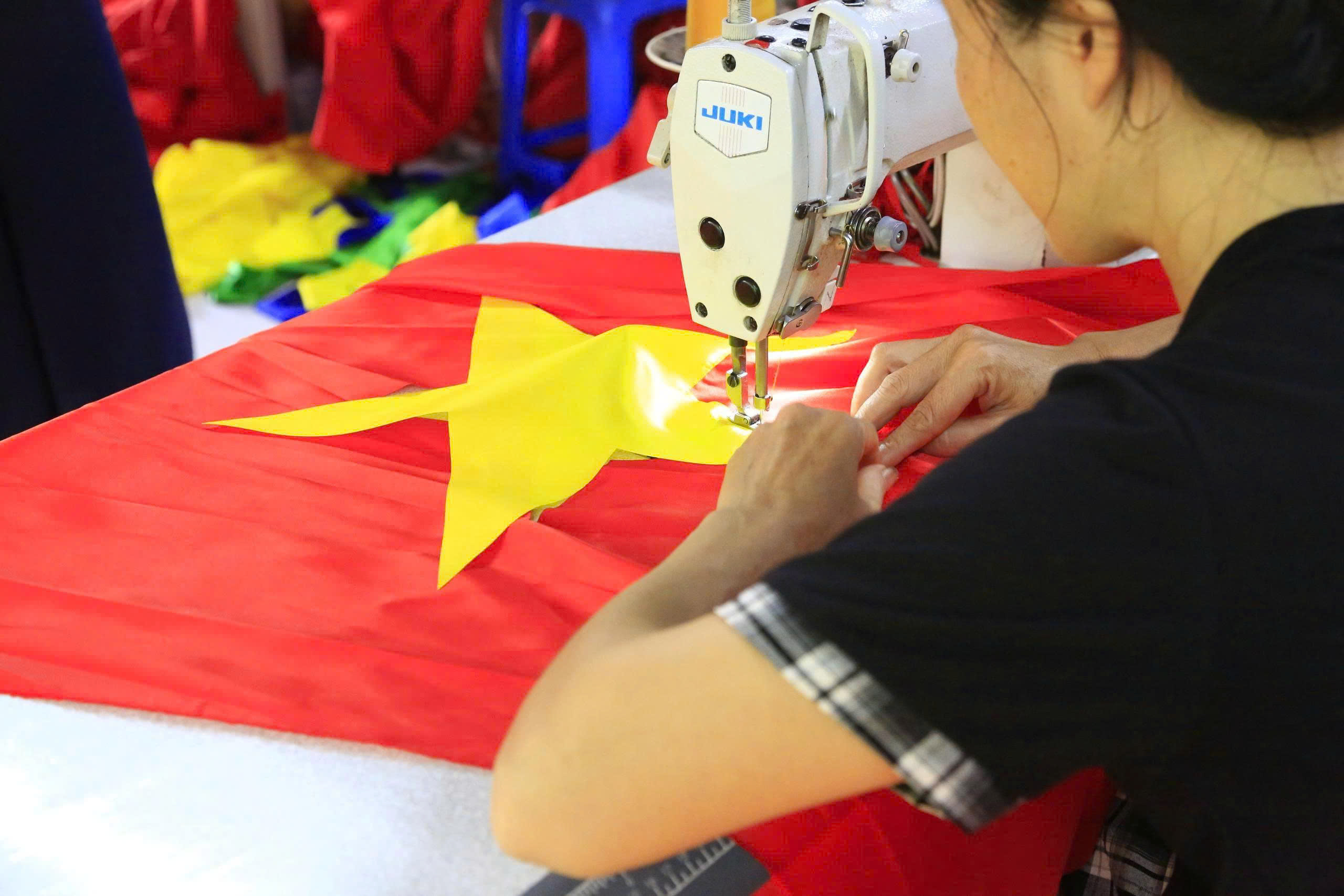 Xưởng may cờ Tổ quốc tất bật trước thềm Quốc khánh 2-9. Ảnh: HÀ NGUYỄN