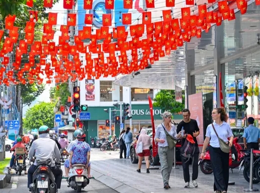在本市中心各条街道上的彩旗飘扬。