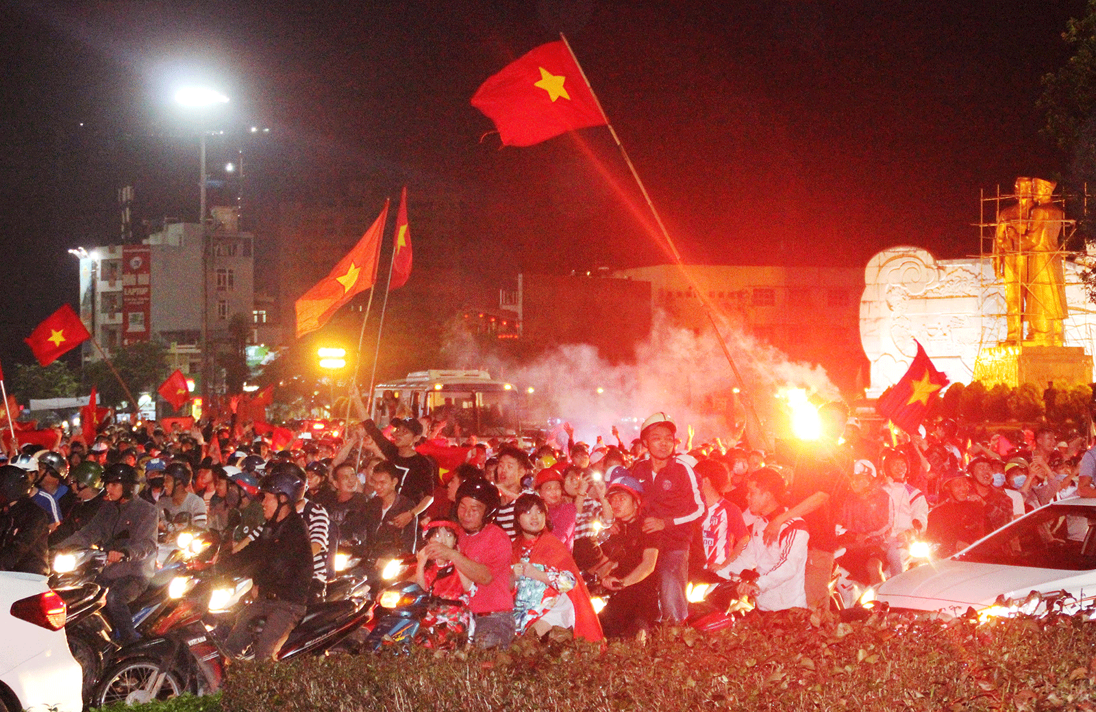 Cả nước vỡ òa trước kỳ tích của U23 Việt Nam ảnh 50