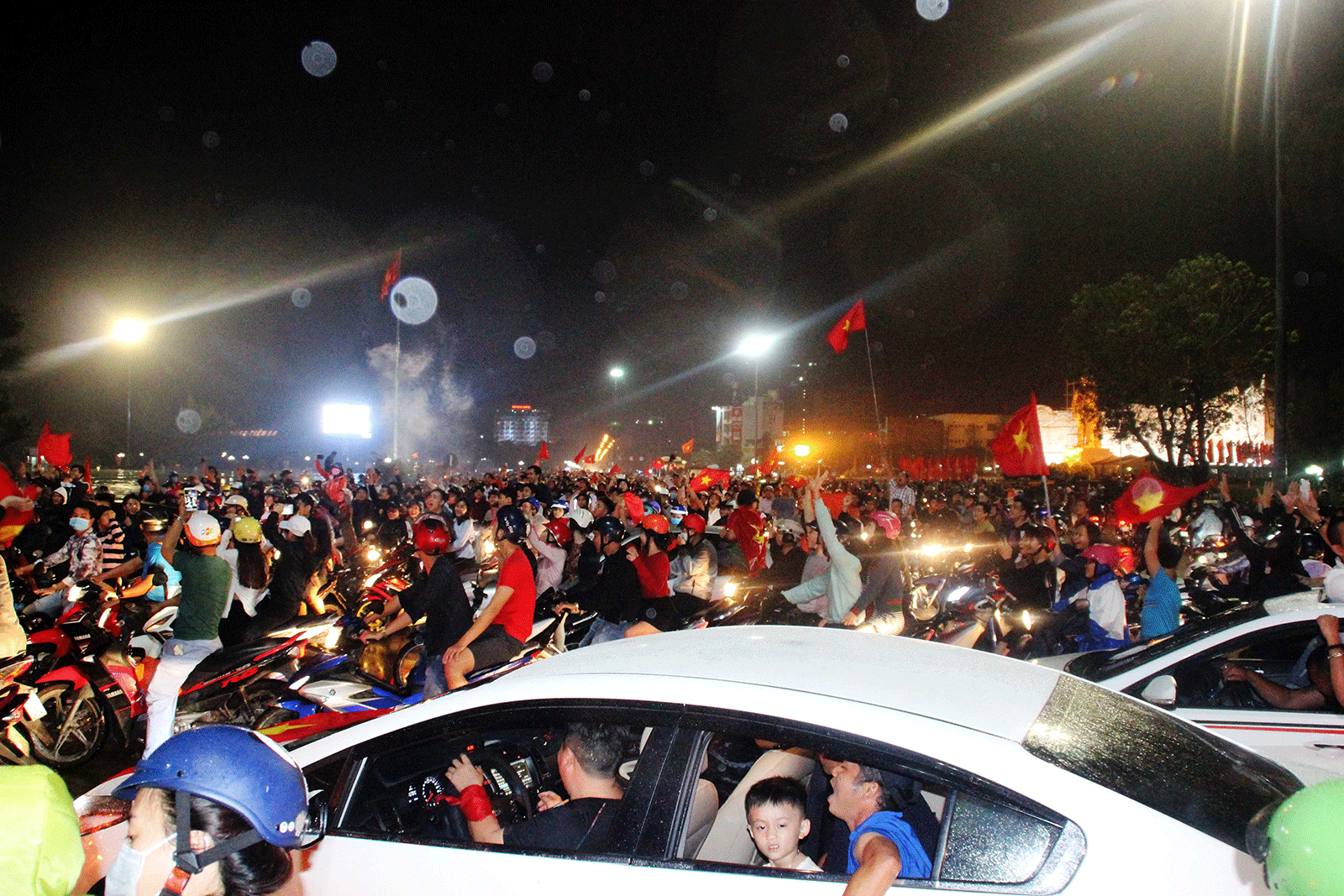 Cả nước vỡ òa trước kỳ tích của U23 Việt Nam ảnh 53