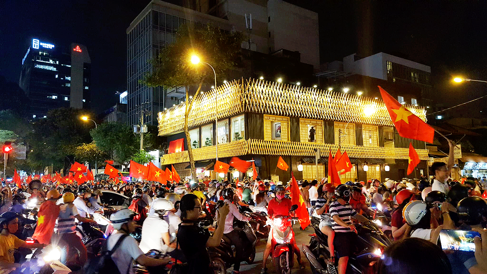 Cả nước vỡ òa trước kỳ tích của U23 Việt Nam ảnh 12