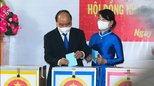 Cử tri TPHCM bỏ phiếu chọn đại biểu Quốc hội và đại biểu HĐND các cấp