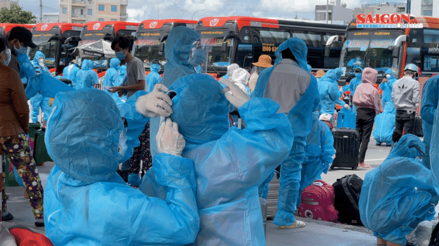 Tỉnh Quảng Ngãi đưa xe vào TPHCM đón người dân về quê tránh dịch