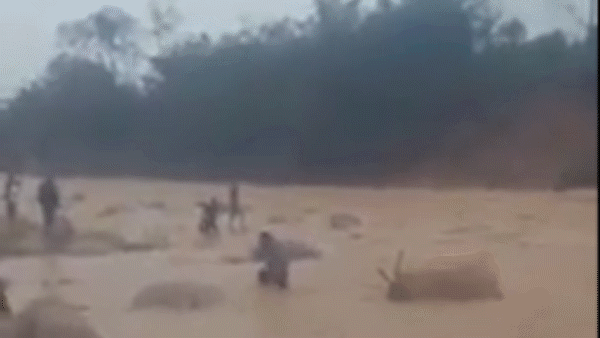 Clip người dân đi nhận hàng cứu trợ gặp lũ dữ, 3 phụ nữ suýt bị cuốn trôi 